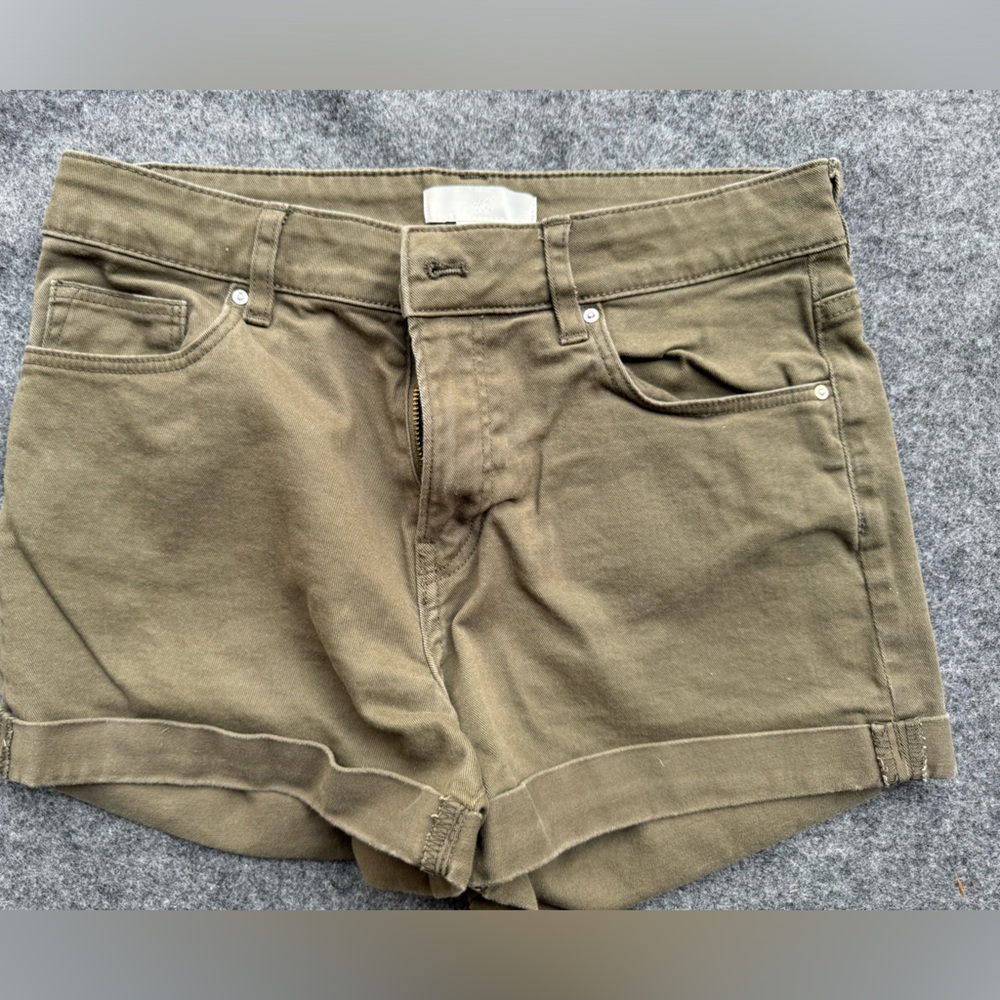 H&M Women’s Shorts. Green. Size 4.